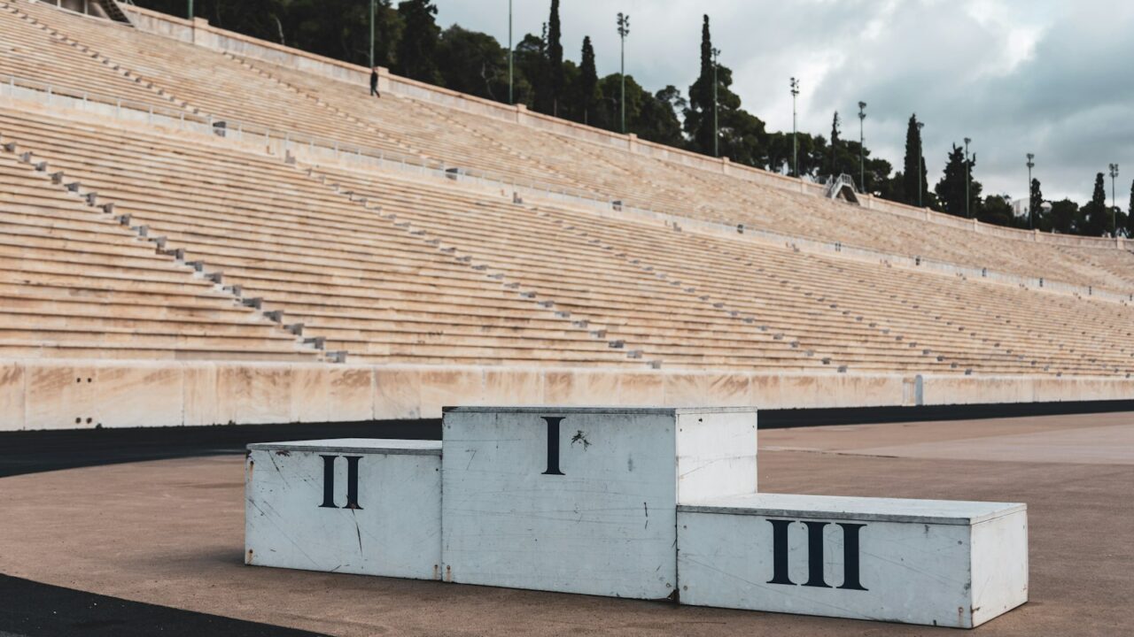 Atleten op het podium bij een huldiging in een atletiekstadion