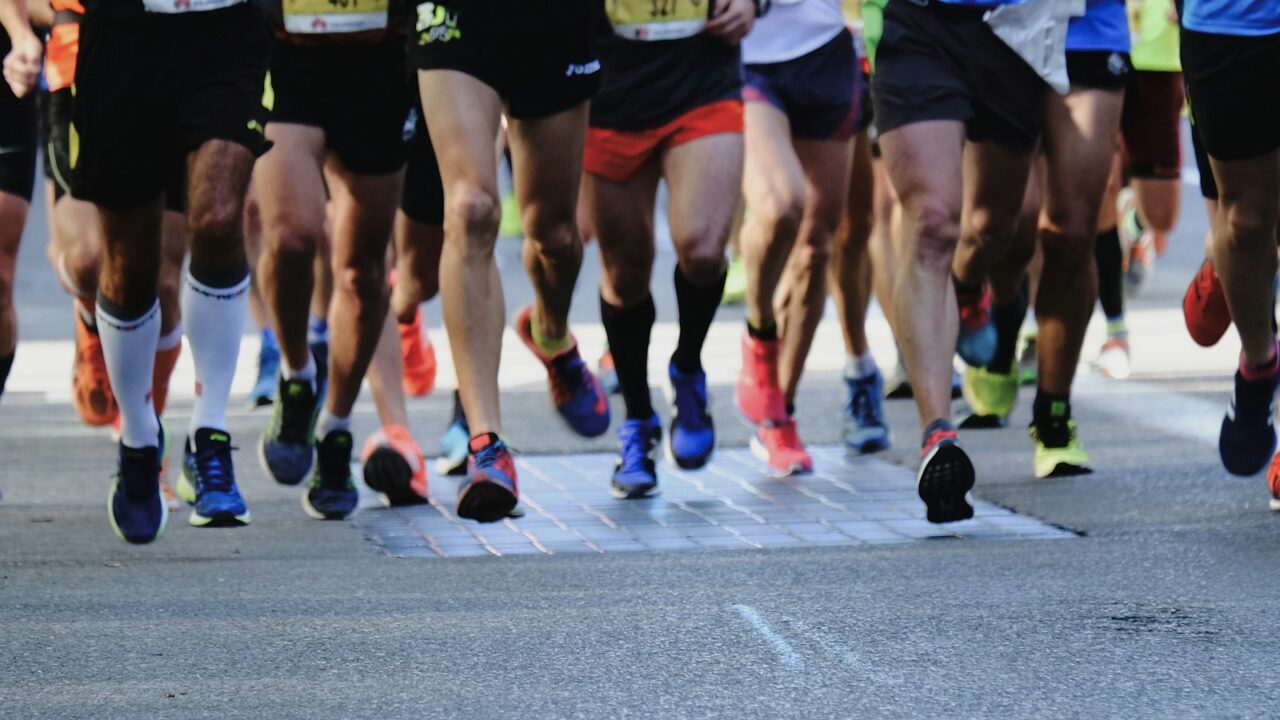 Lopers tijdens een halve marathon door de stad op een grijze najaarsochtend