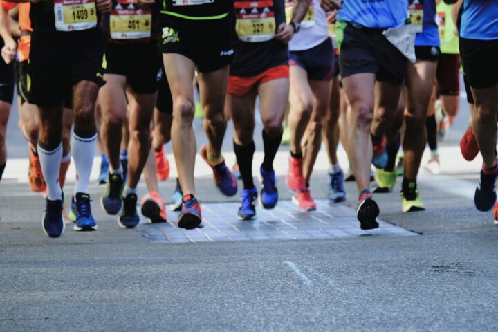 Lopers tijdens een halve marathon door de stad op een grijze najaarsochtend