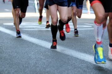 Groep hardlopers vlak na de start van een marathon in de stad