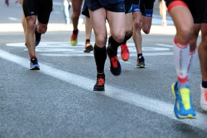 Groep hardlopers vlak na de start van een marathon in de stad