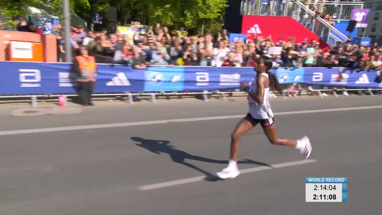 Tigst Assefa onderweg naar het wereldrecord op de marathon van Berlijn in 2023