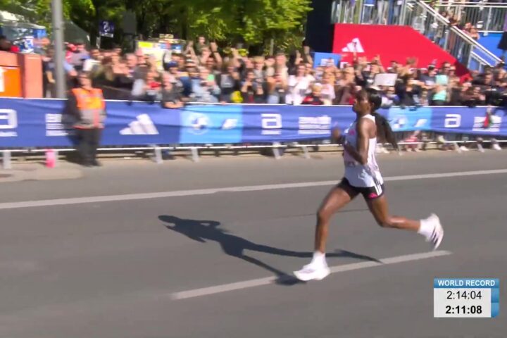 Tigst Assefa onderweg naar het wereldrecord op de marathon van Berlijn in 2023