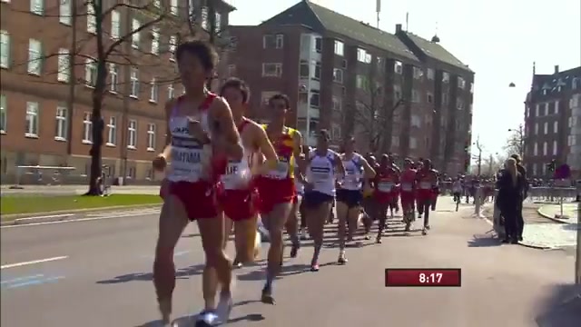 Kopgroep mannen tijdens een WK halve marathon door de straten van Kopenhagen