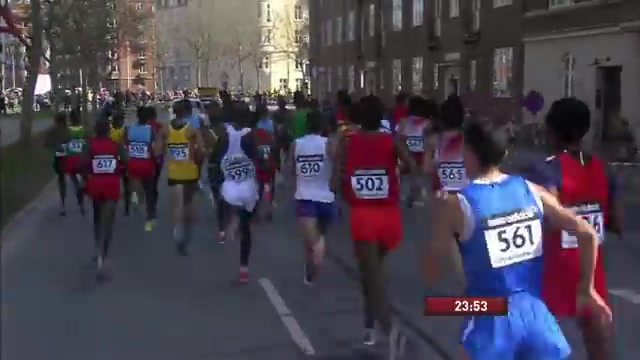 Deelnemers lopen door de straten van Kopenhagen tijdens een WK wegatletiek