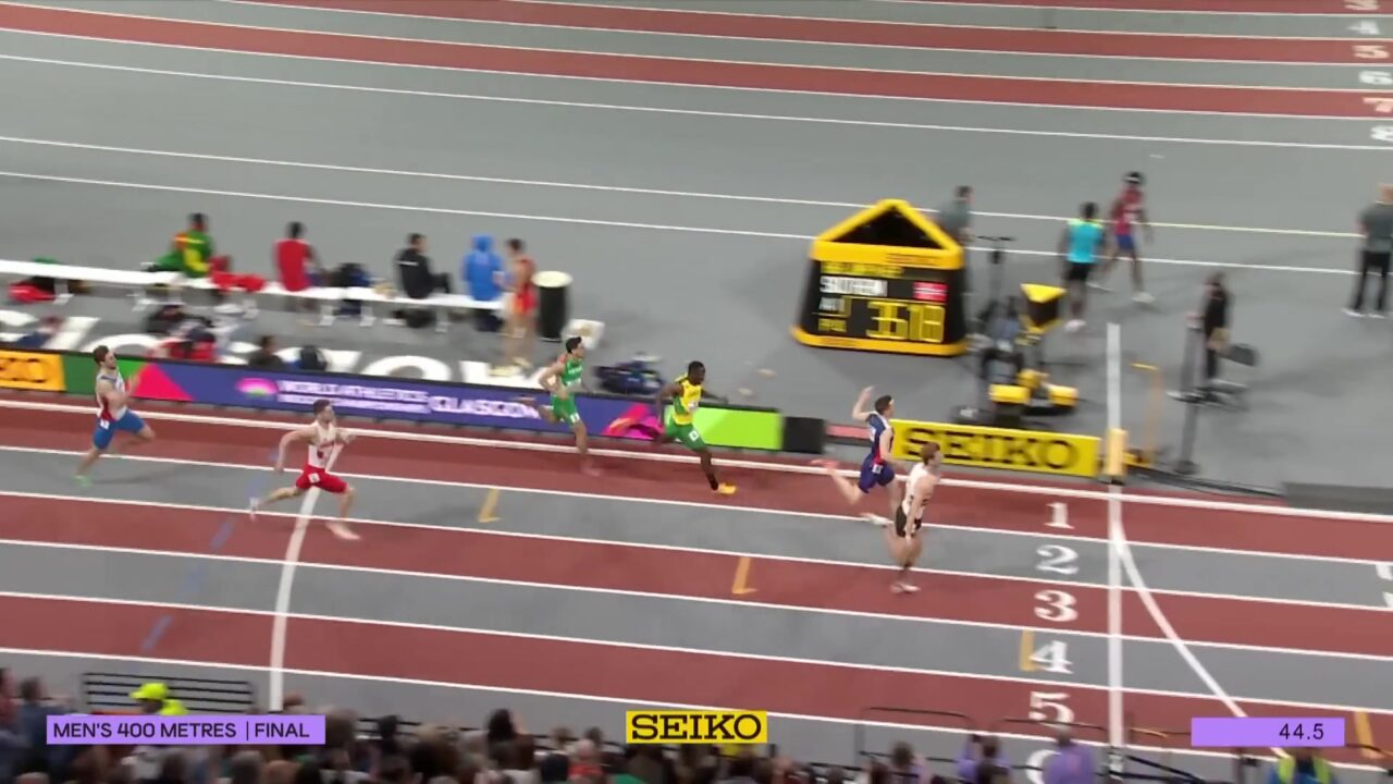 Alexander Doom finisht als winnaar van de 400 meter op het WK indoor in Glasgow 2024, still uit een video van World Athletics