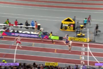 Alexander Doom finisht als winnaar van de 400 meter op het WK indoor in Glasgow 2024, still uit een video van World Athletics
