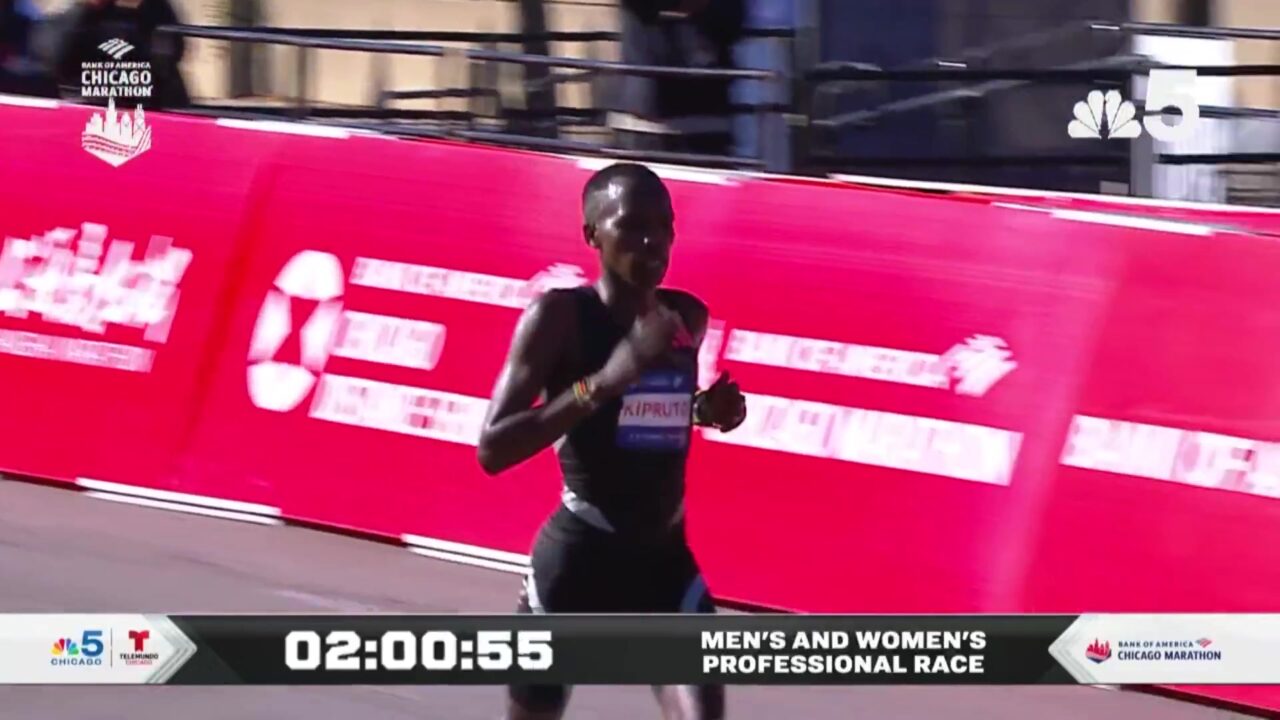 Amos Kipruto op weg naar de finish van de marathon van Chicago 2026
