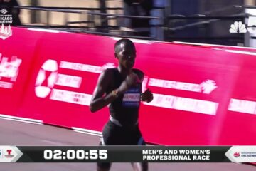 Amos Kipruto op weg naar de finish van de marathon van Chicago 2026