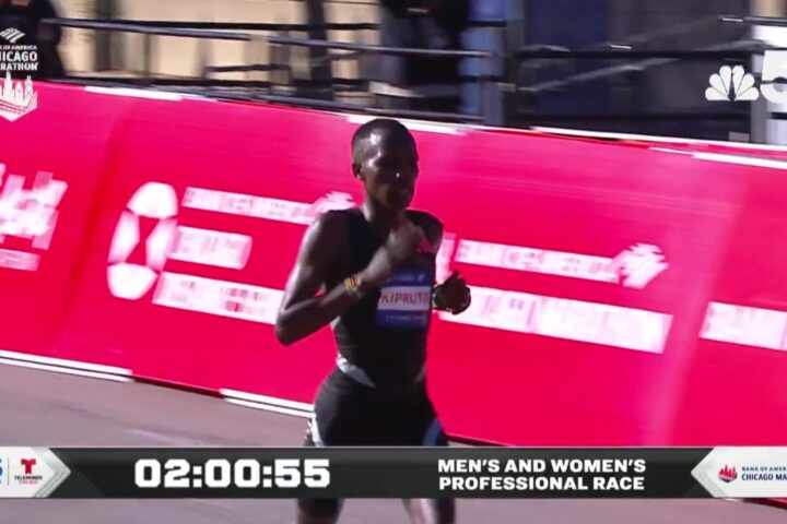 Amos Kipruto op weg naar de finish van de marathon van Chicago 2026
