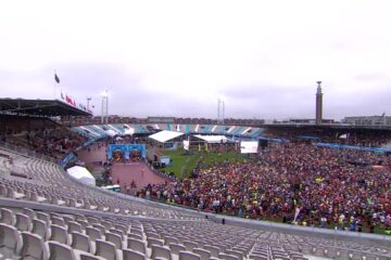 Het Olympisch Stadion in Amsterdam vol lopers op de ochtend van de marathon