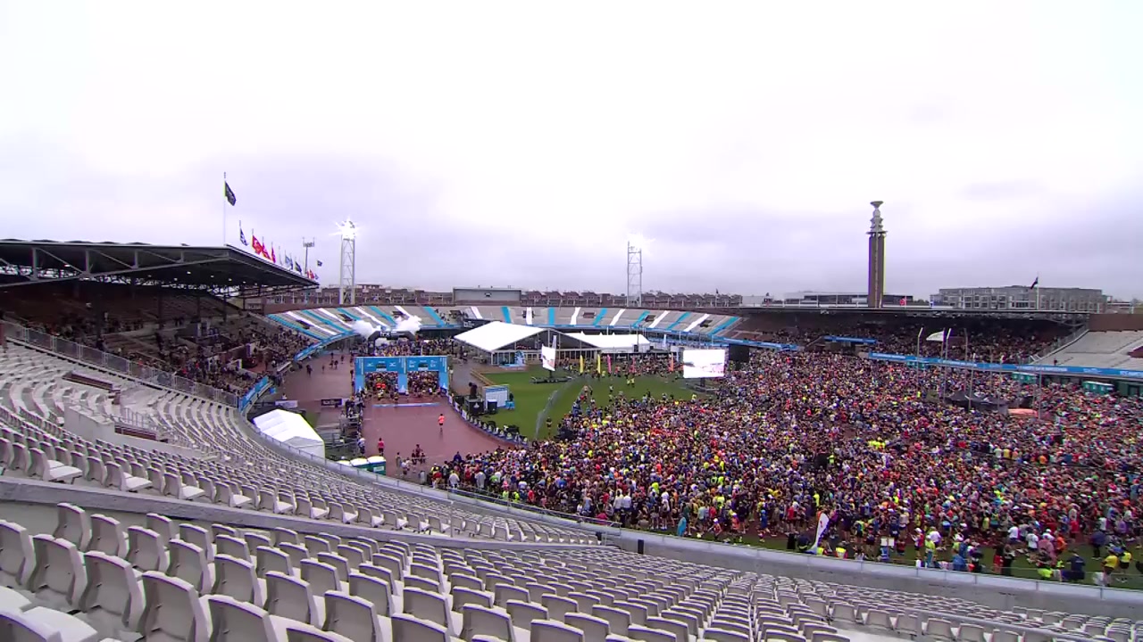 Het Olympisch Stadion in Amsterdam vol lopers op de ochtend van de marathon