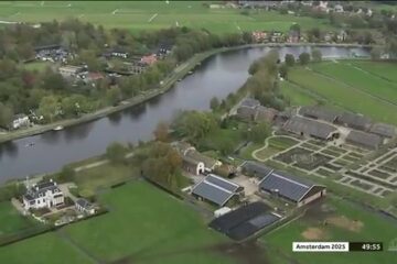 Luchtbeeld van de Amstel en de weilanden langs het parcours van de Amsterdam Marathon