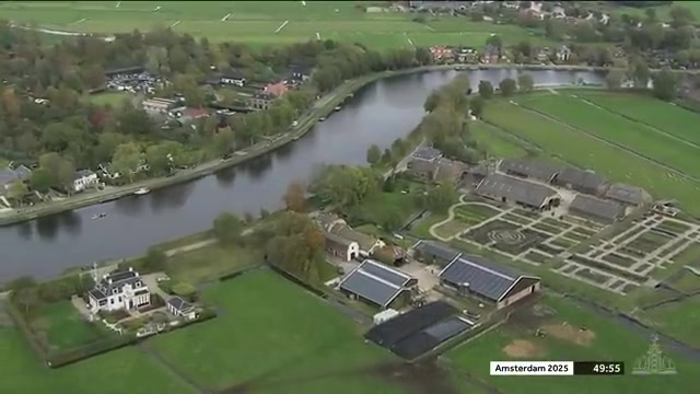 Luchtbeeld van de Amstel en de weilanden langs het parcours van de Amsterdam Marathon
