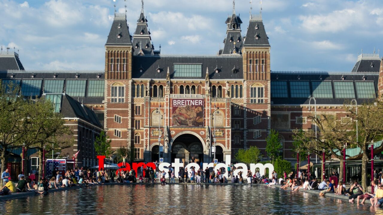 Lopers onderweg tijdens de Amsterdam Marathon