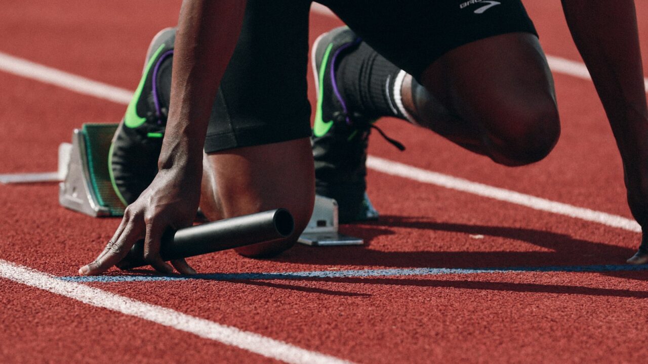 Atleten op de atletiekbaan in een stadion