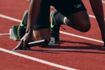 Atleten op de atletiekbaan in een stadion