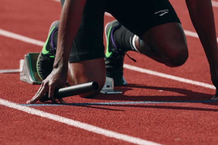 Atleten op de atletiekbaan in een stadion