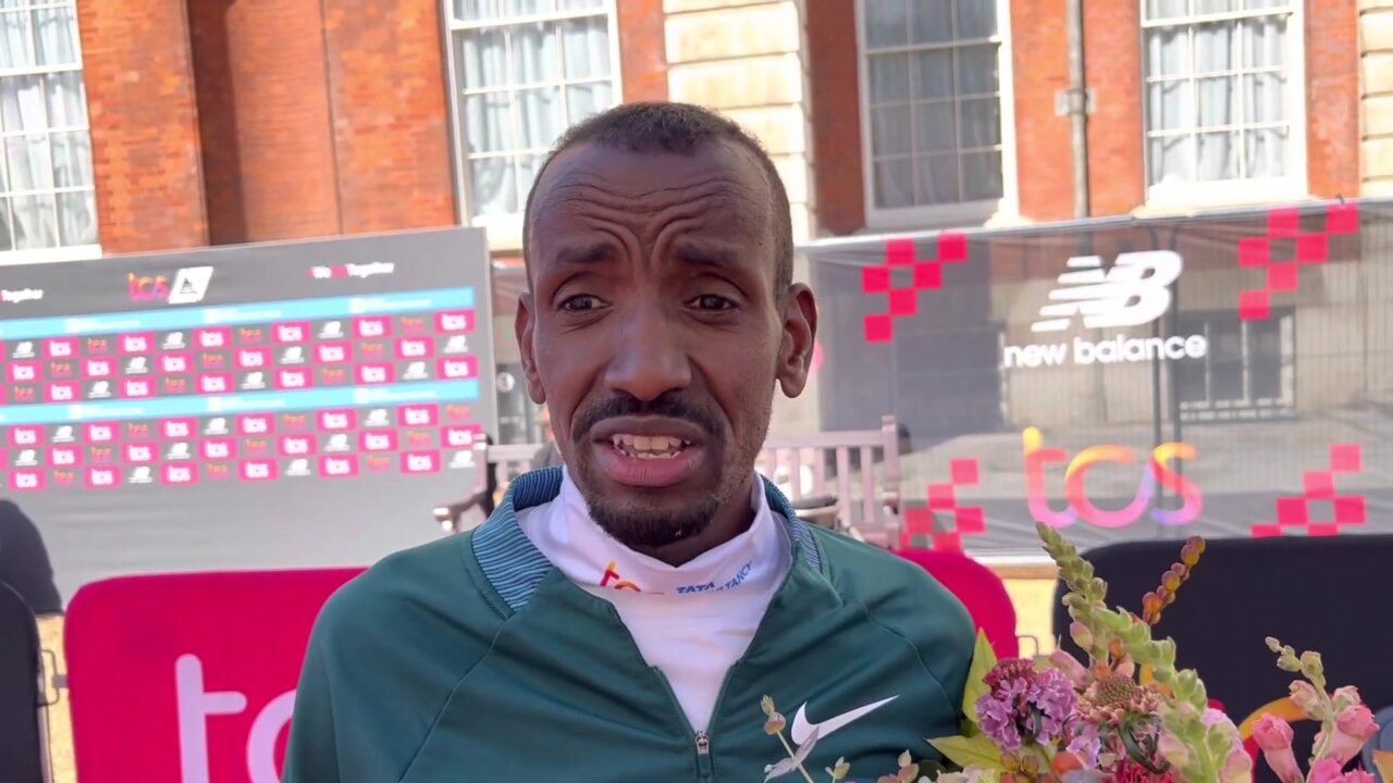Bashir Abdi in een interview na de marathon van Londen 2022, still uit een video van LetsRun