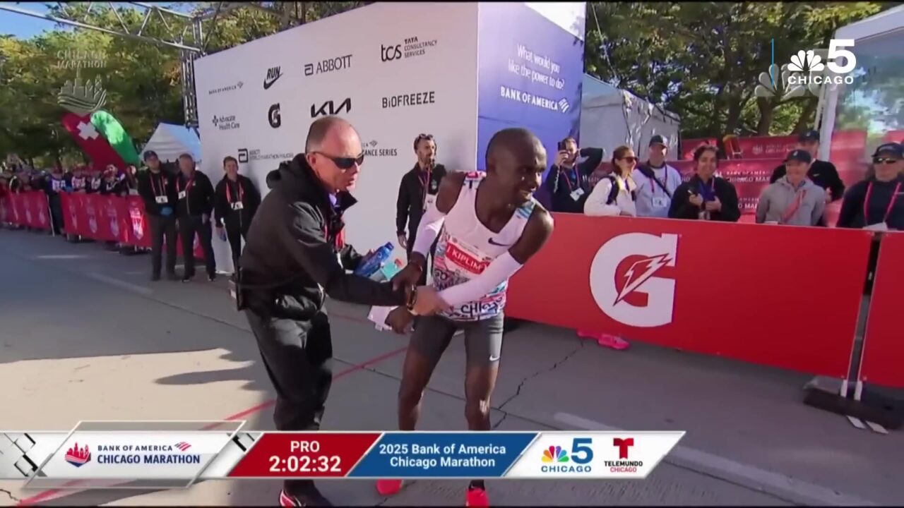 Jacob Kiplimo na zijn zege in de marathon van Chicago 2025, still uit een video van NBC Chicago