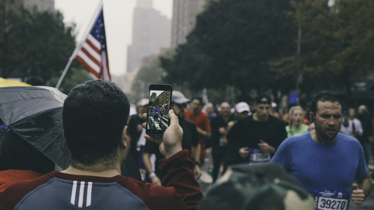 Marathonlopers op een brug in New York tijdens de marathon
