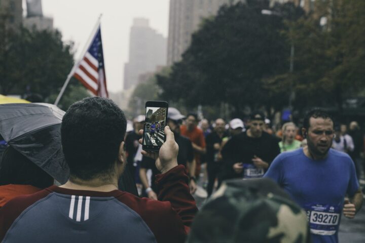 Marathonlopers op een brug in New York tijdens de marathon