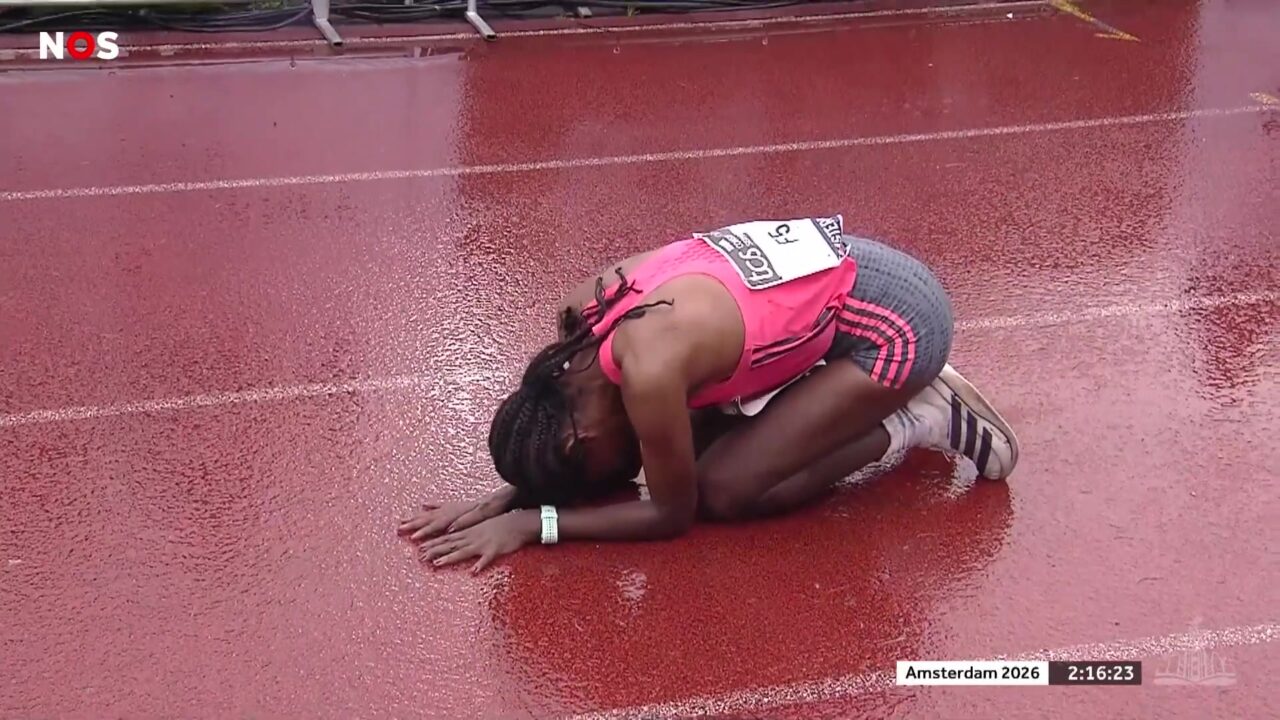 Buze Diriba knielt op de natte baan van het Olympisch Stadion na haar parcoursrecord in de marathon van Amsterdam 2026