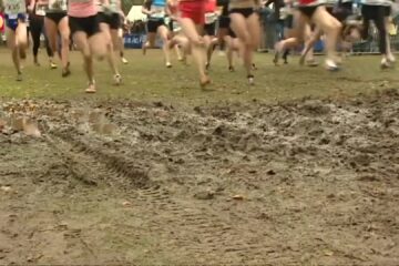 Crosslopers rennen door de modder tijdens de Warandeloop in Tilburg
