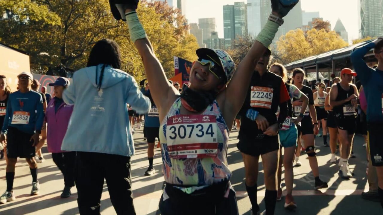 Lopers vieren hun finish van de marathon van New York in Central Park
