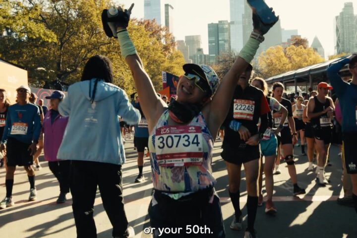 Lopers vieren hun finish van de marathon van New York in Central Park