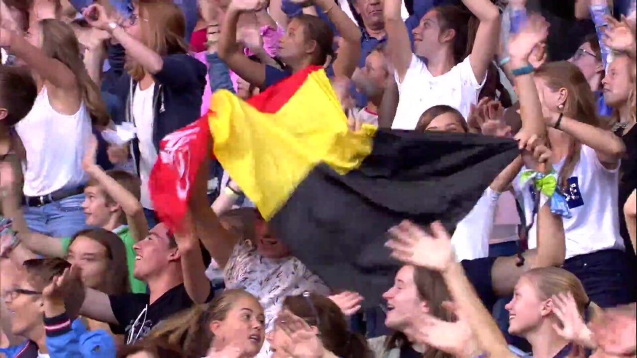 Publiek met een Belgische vlag op de tribune van het Koning Boudewijnstadion in Brussel tijdens de Memorial Van Damme