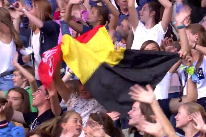 Publiek met een Belgische vlag op de tribune van het Koning Boudewijnstadion in Brussel tijdens de Memorial Van Damme