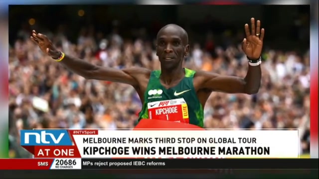 Eliud Kipchoge juicht met gespreide armen na zijn zege in de marathon van Melbourne