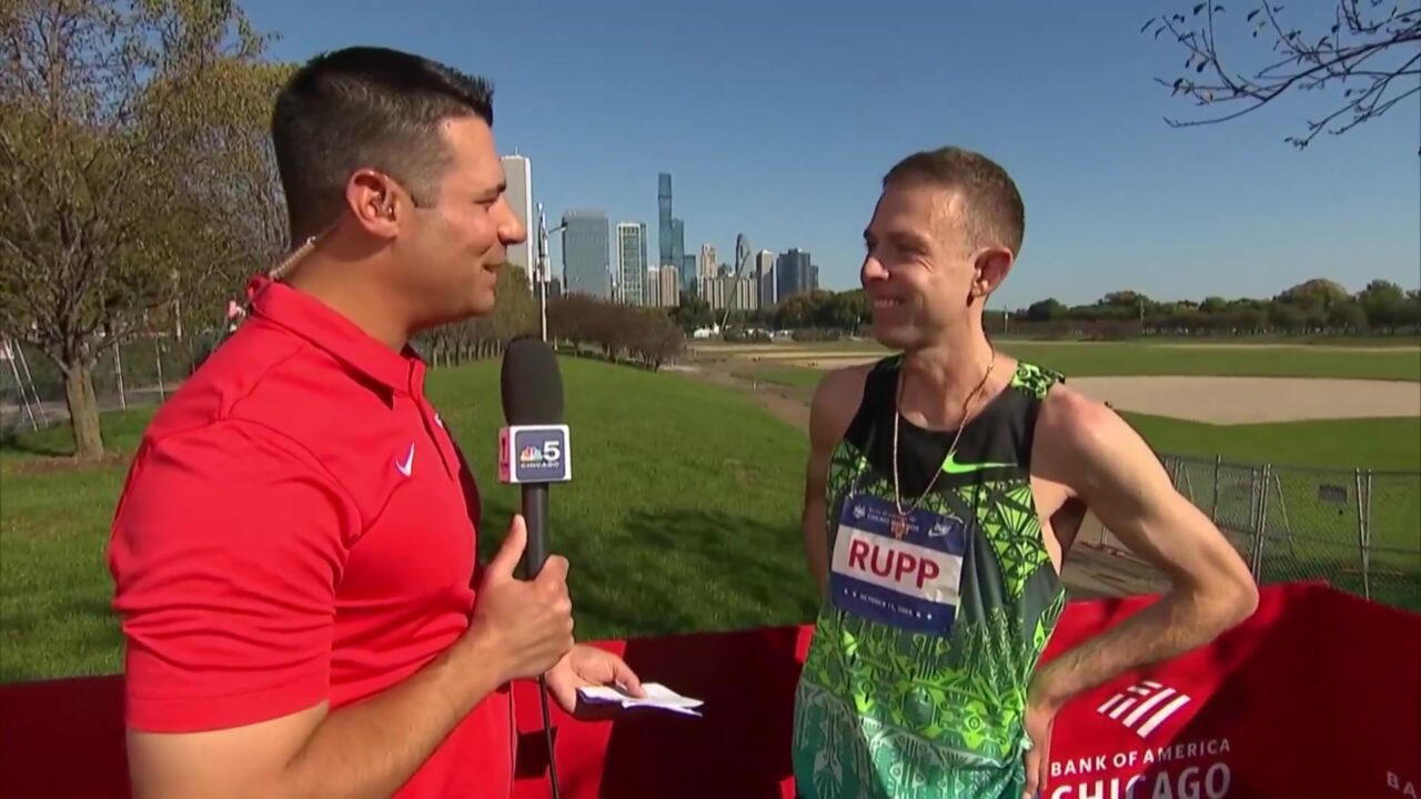 Galen Rupp met startnummer na de marathon van Chicago 2026 in een interview