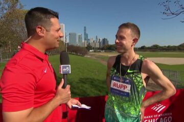 Galen Rupp met startnummer na de marathon van Chicago 2026 in een interview
