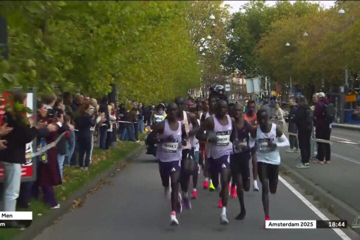 De kopgroep met Geoffrey Toroitich in de marathon van Amsterdam 2025