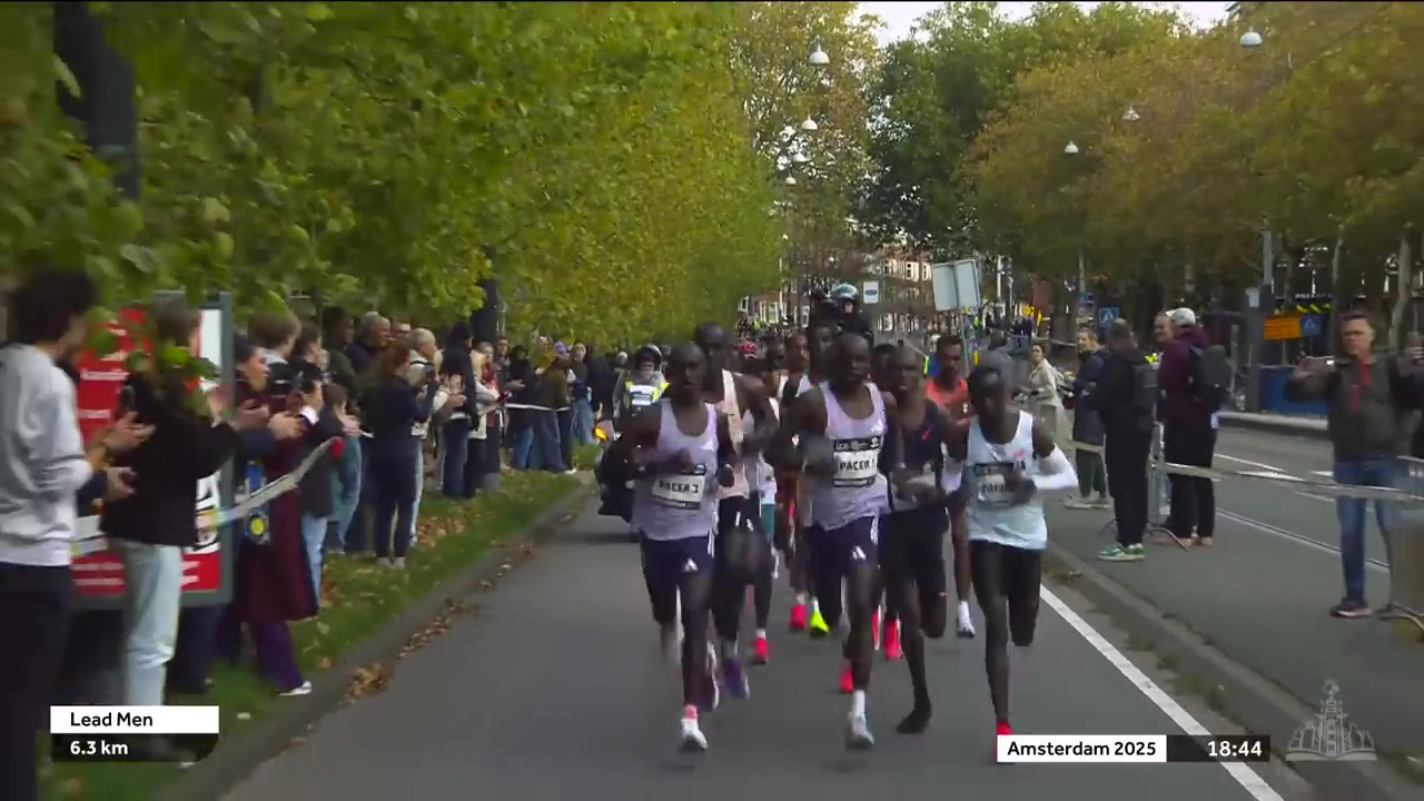 De kopgroep met Geoffrey Toroitich in de marathon van Amsterdam 2025