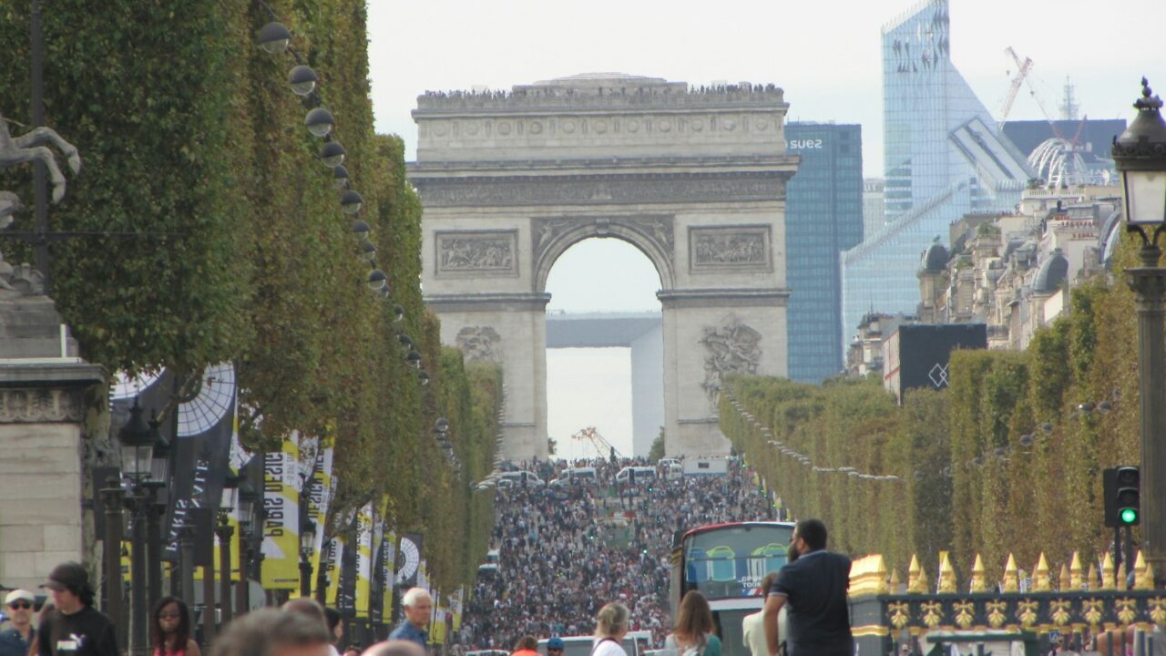 Lopers tijdens een halve marathon in de herfst in een Franse stad