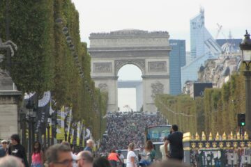 Lopers tijdens een halve marathon in de herfst in een Franse stad