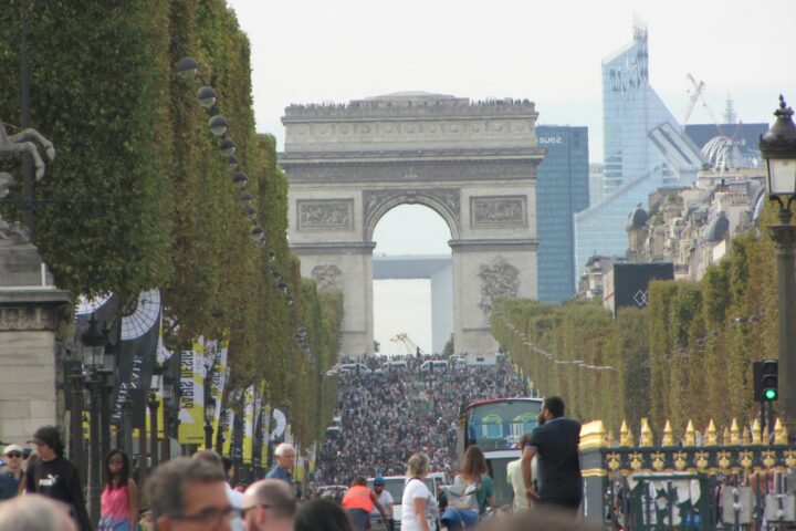 Lopers tijdens een halve marathon in de herfst in een Franse stad