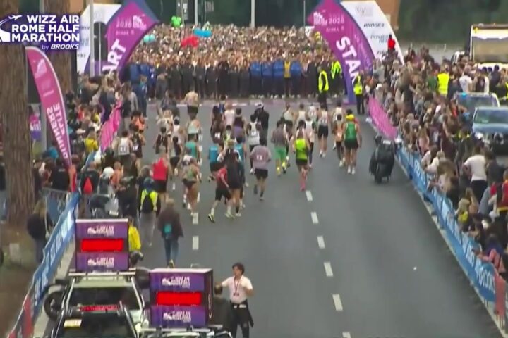 Start van de halve marathon van Rome met duizenden lopers op de Viale di Porta Ardeatina