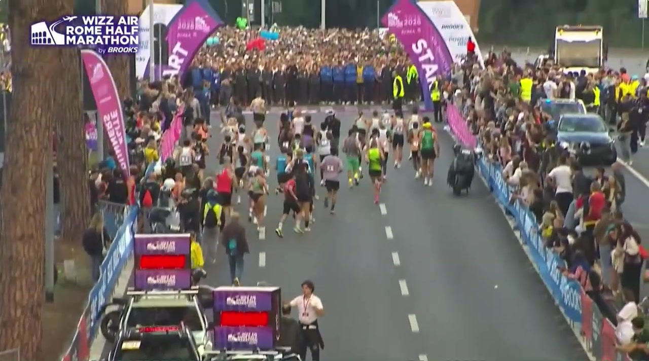 Start van de halve marathon van Rome met duizenden lopers op de Viale di Porta Ardeatina