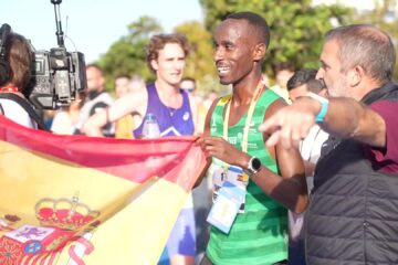 Rodrigue Kwizera met de Spaanse vlag na zijn zege in de halve marathon van Valencia