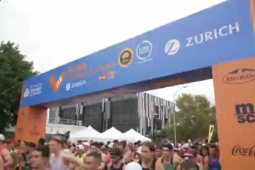 Lopers vertrekken onder de startboog van de halve marathon van Valencia