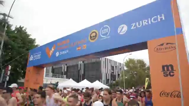 Lopers vertrekken onder de startboog van de halve marathon van Valencia
