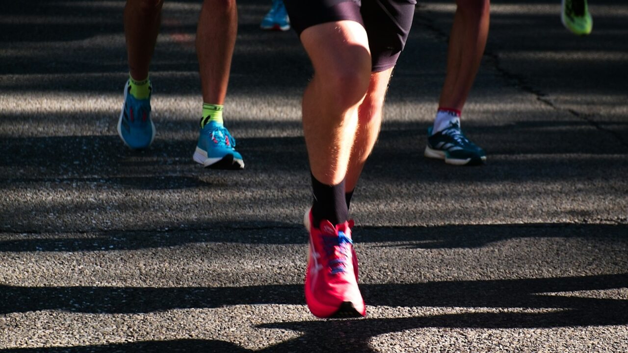 Hardloopsokken en loopschoenen klaar voor een natte duurloop