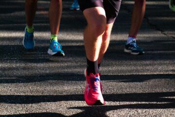 Hardloopsokken en loopschoenen klaar voor een natte duurloop
