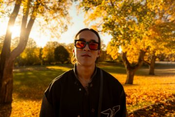 Hardloper met sportbril in een laagstaande herfstzon