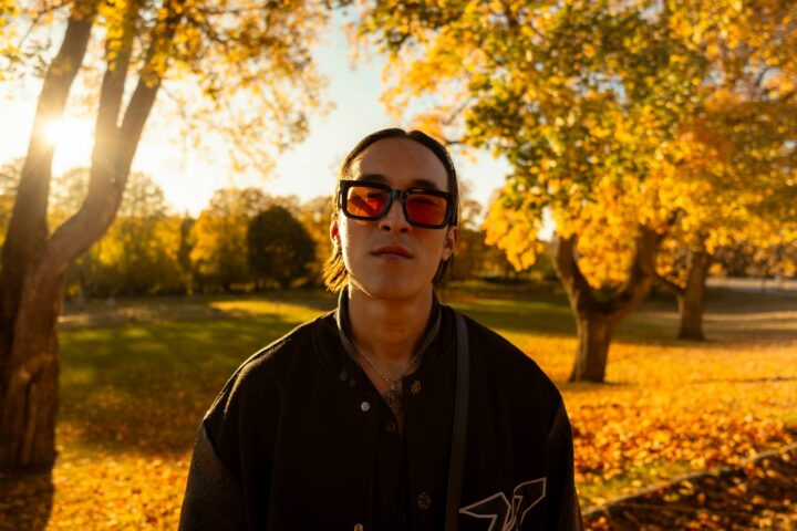 Hardloper met sportbril in een laagstaande herfstzon