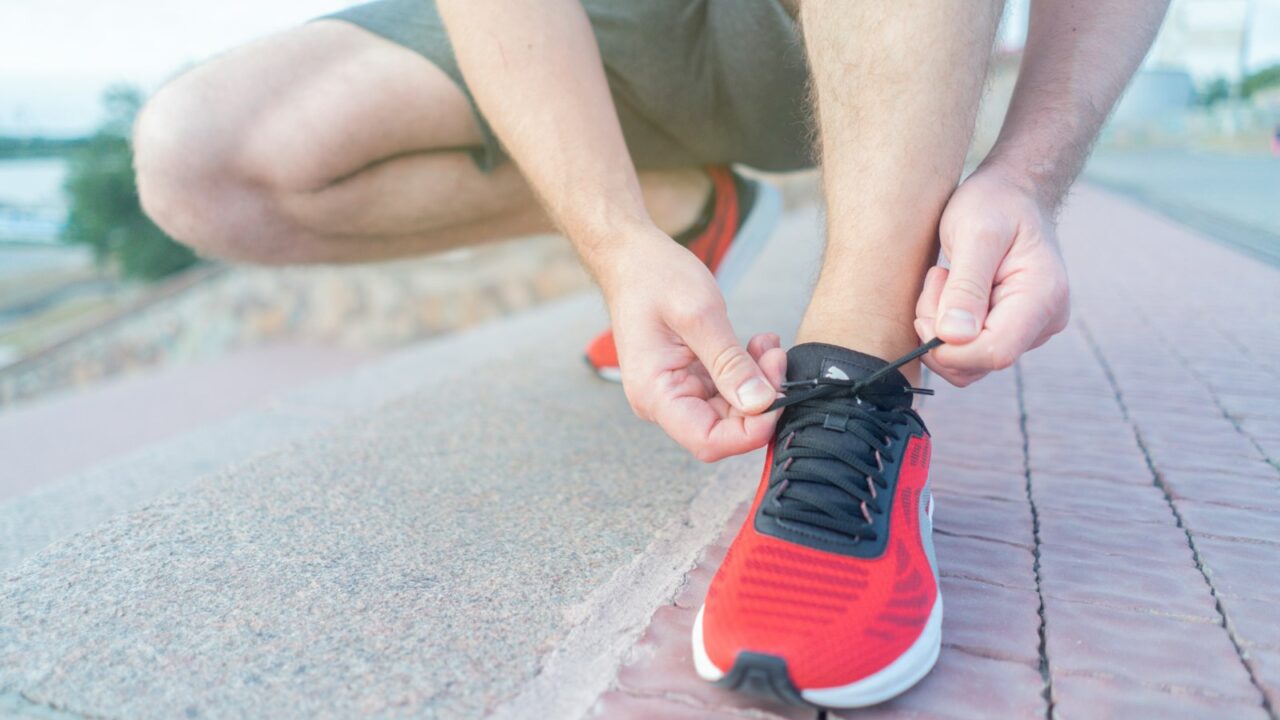 Hardloper strikt de veters van zijn hardloopschoenen voor een rondje